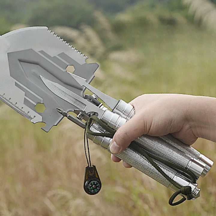 Pala multifuncional para camping con sierra y abridor, herramienta esencial para aire libre.