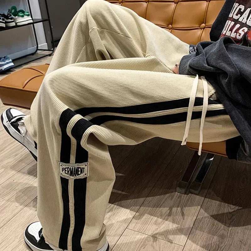 Pantalones anchos de pana verde para hombre, estilo casual y cómodo. Moda masculina contemporánea.