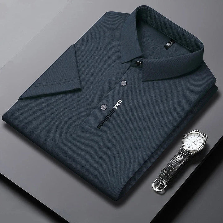 Camisa polo de hombre lisa color crema. Símbolo de elegancia y simplicidad para la ropa masculina moderna.