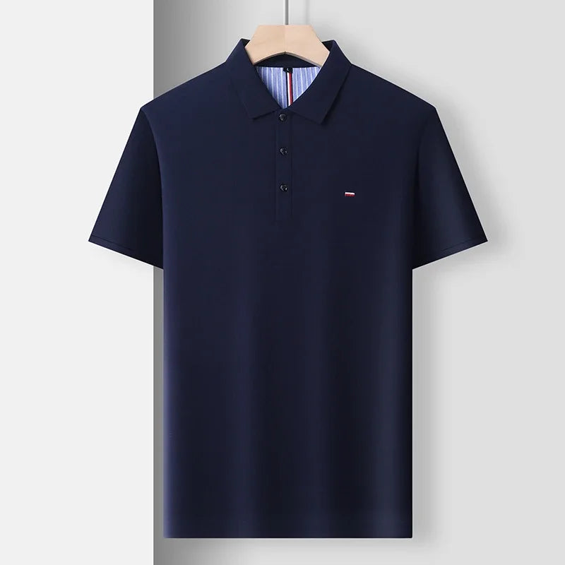 Polo azul de hombre, clásica, manga corta, cuello tradicional, corte regular de algodón. Perfecta para estilo casual.
