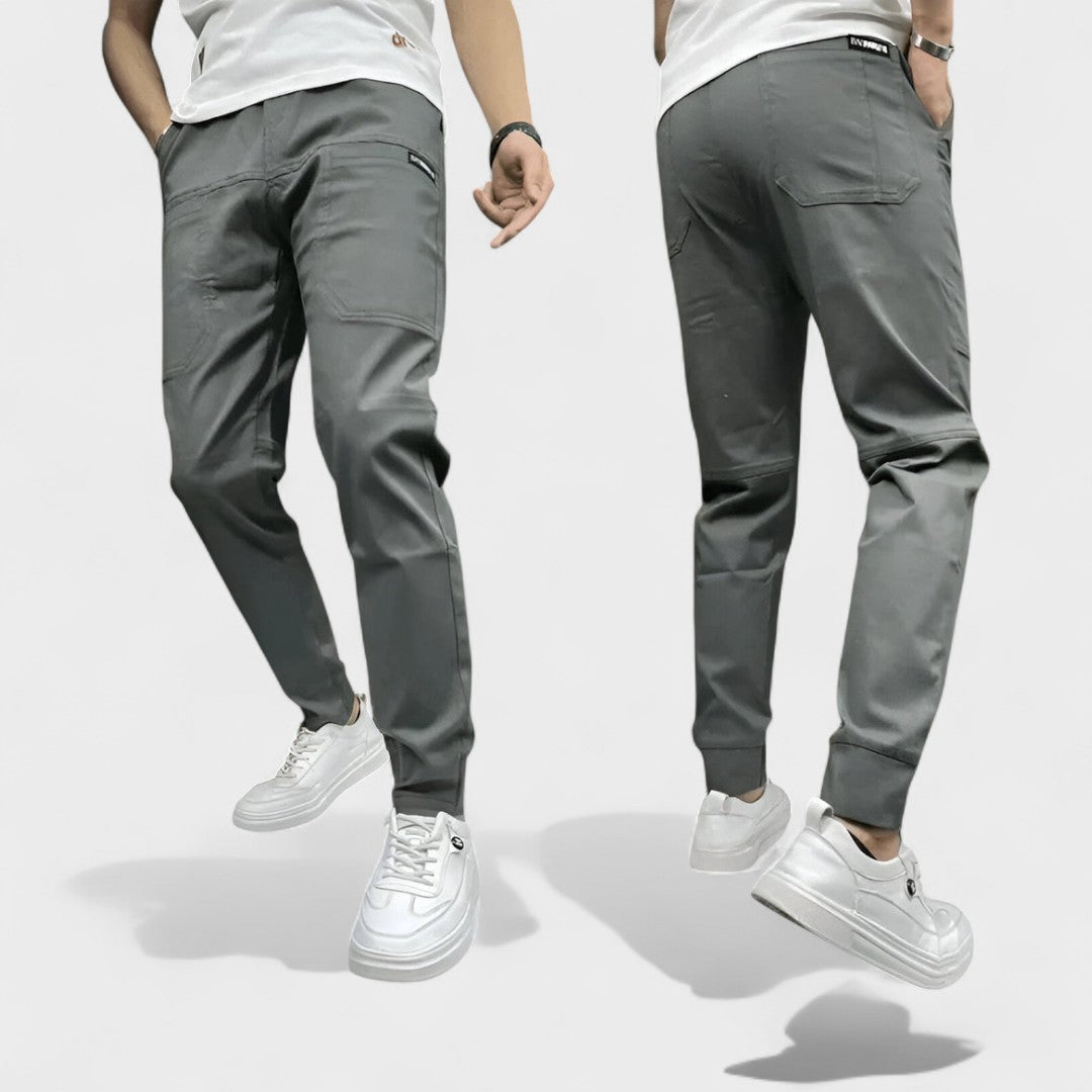 Detalle de los pantalones cargo elásticos para hombre, mostrando tela flexible y costuras resistentes, ideal para uso diario.