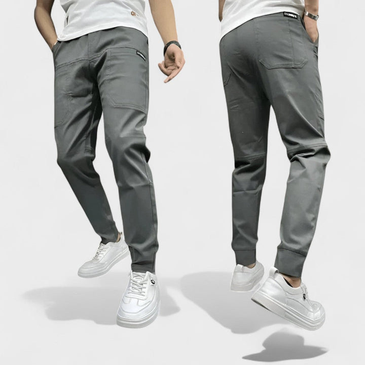 Detalle de los pantalones cargo elásticos para hombre, mostrando tela flexible y costuras resistentes, ideal para uso diario.