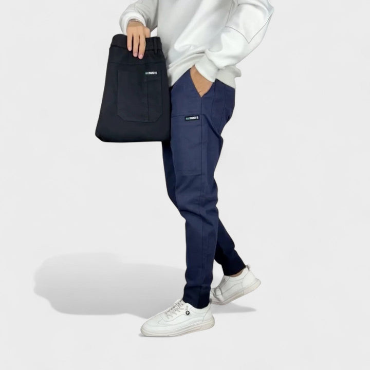 Pantalones cargo de hombre, corte moderno y ajuste elástico para máxima flexibilidad y estilo urbano contemporáneo.