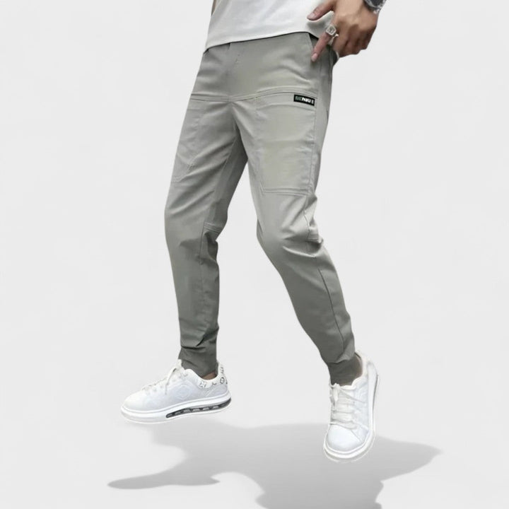 Ropa masculina: Pantalones cargo elásticos para hombre con diseño casual, ofreciendo confort y estilo versátil para la ciudad.