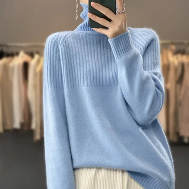Elegante suéter de cuello alto para mujer, tejido de punto suave, ideal para moda invernal.