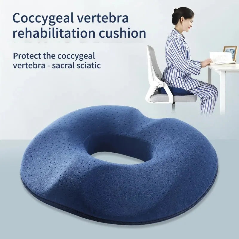 Cojín de asiento viscoelástico, ideal para alivio postoperatorio, hemorroides y bienestar. Confort ergonómico en hogar/oficina.