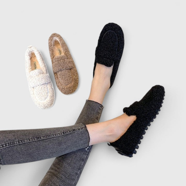 Zapatillas mocasín mujer cálidas y antideslizantes. Calzado cómodo y elegante para el hogar en invierno.