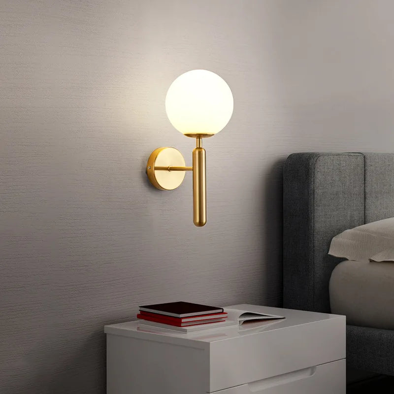 Lámpara moderna LED en pasillo, un aplique de pared de diseño elegante que ofrece iluminación eficiente y cálida.