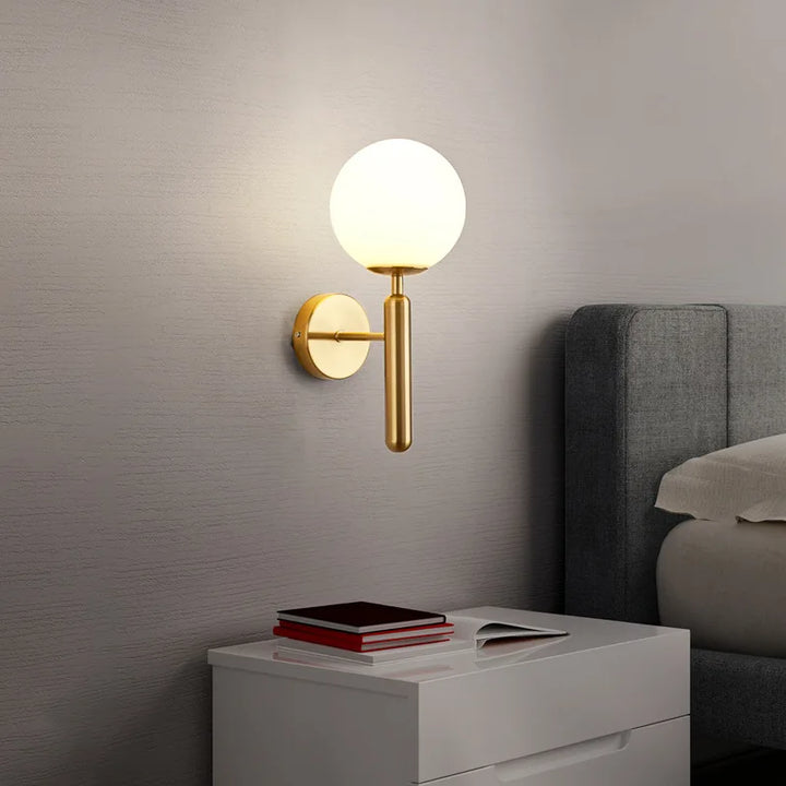 Lámpara moderna LED en pasillo, un aplique de pared de diseño elegante que ofrece iluminación eficiente y cálida.