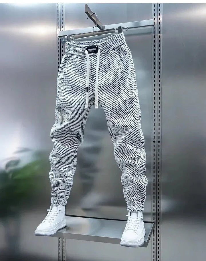 Pantalón casual versátil para hombre con cordón. Estilo urbano cómodo, ideal para la moda diaria.