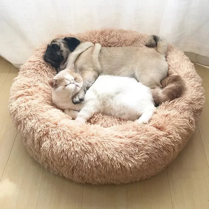 Cama redonda de peluche de alta calidad para mascotas, ofreciendo máximo confort a perros y gatos. Suave.