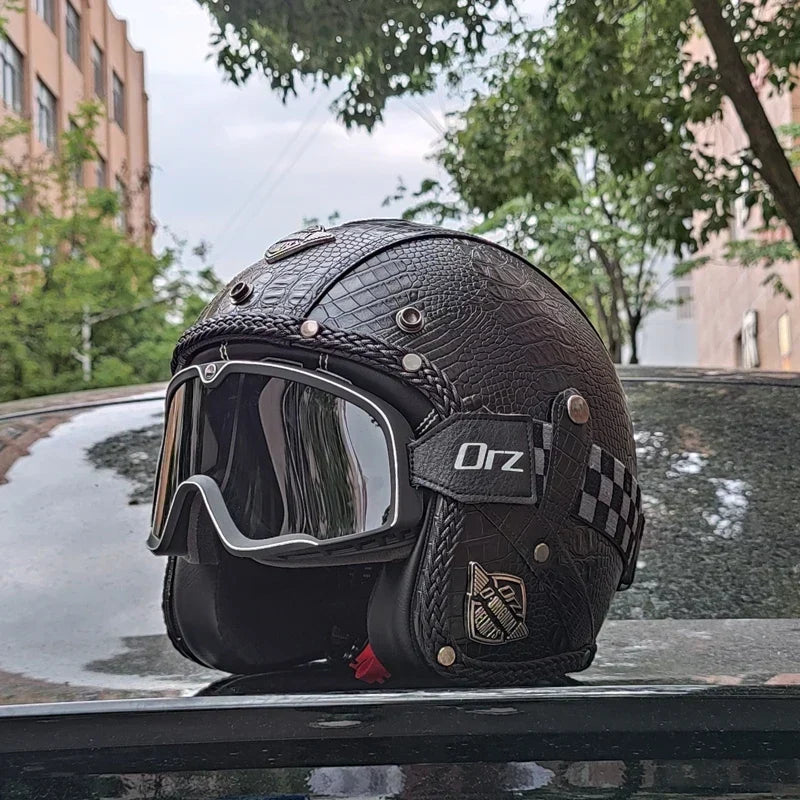 Casco abierto vintage en piel sintética, certificado DOT, ideal para una conducción retro en motocicleta.