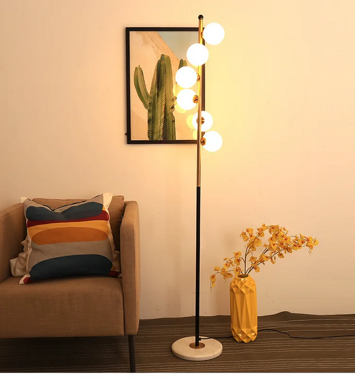 Elegante lámpara de pie LED esférica. Estilo nórdico, perfecto para iluminación de espacios modernos.