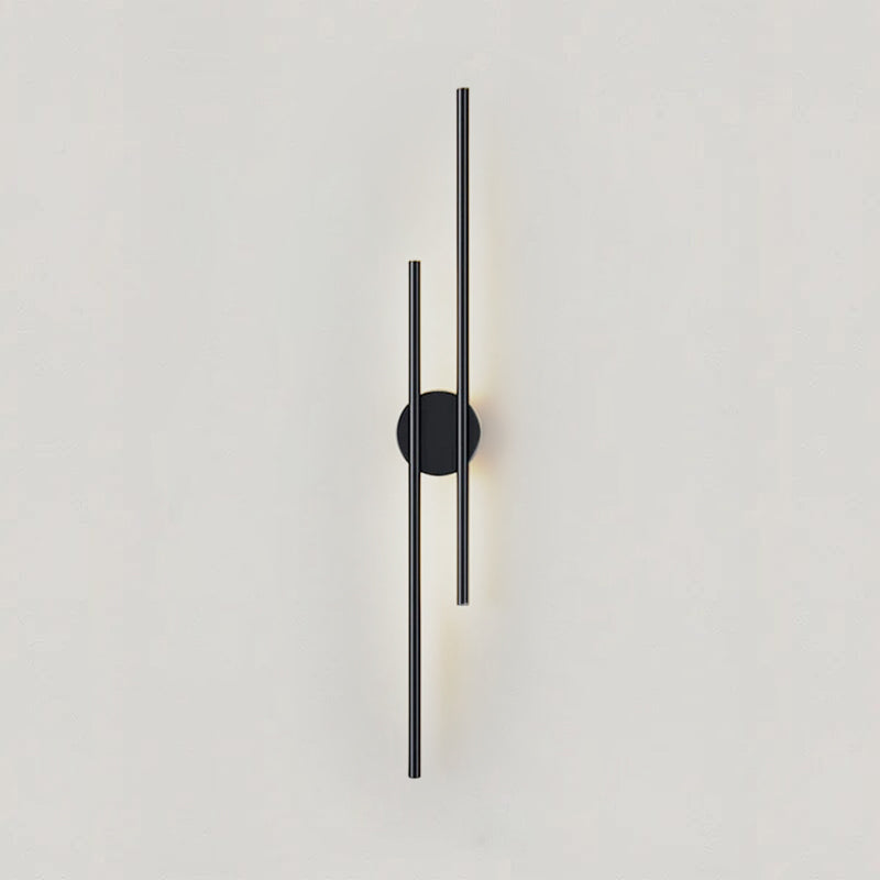 Lámpara de pared LED contemporánea de doble haz, acabado negro y dorado para iluminación interior.