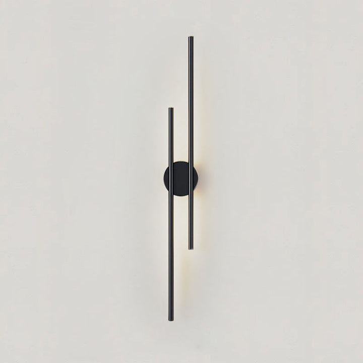 Lámpara de pared LED contemporánea de doble haz, acabado negro y dorado para iluminación interior.
