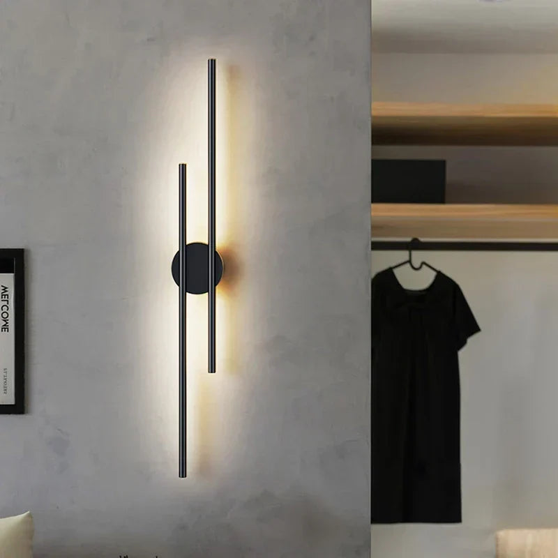 Elegante lámpara de pared LED de aluminio negro/dorado. Iluminación interior con doble haz cálido o frío.