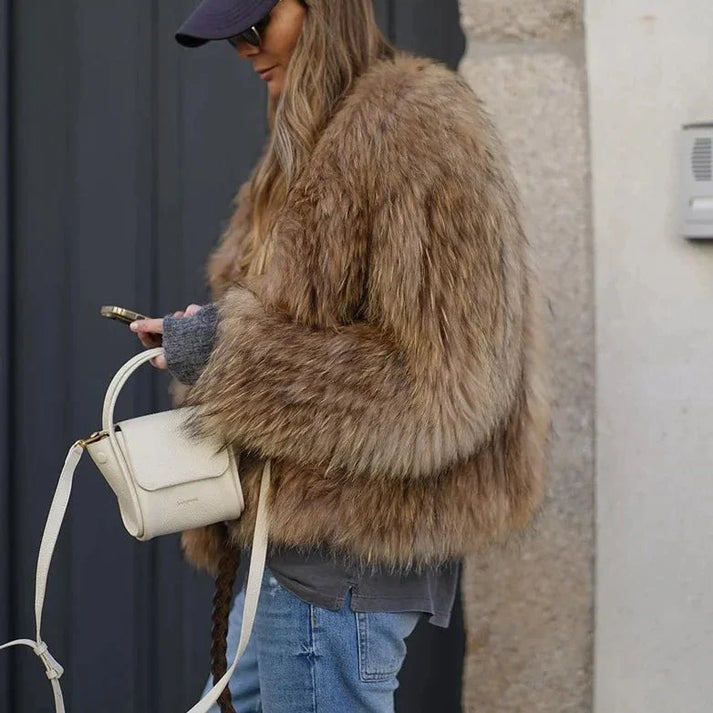 Abrigo de felpa mullido para mujer, diseño moderno, ofrece calidez y estilo lujoso en invierno.