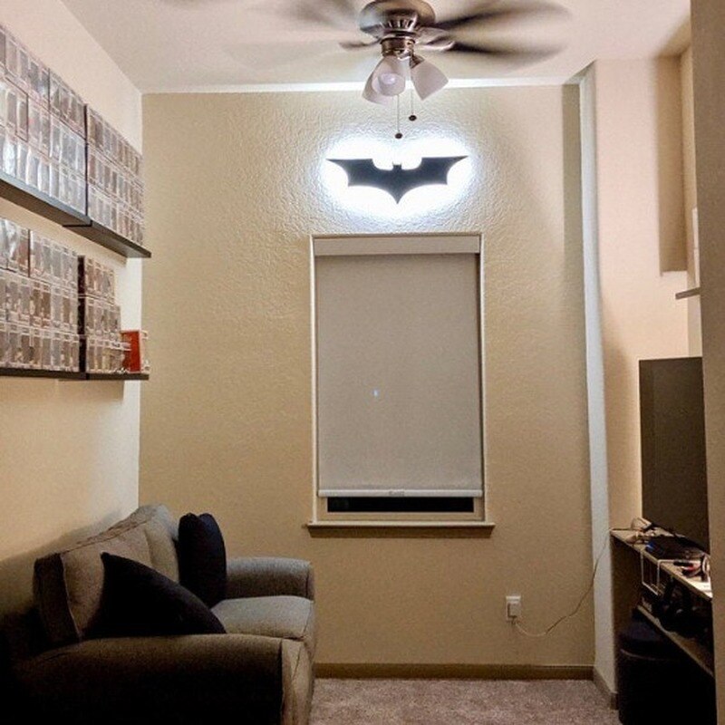 Decorativa luz de pared LED para interiores, cambia color con control remoto, ideal para ambiente.