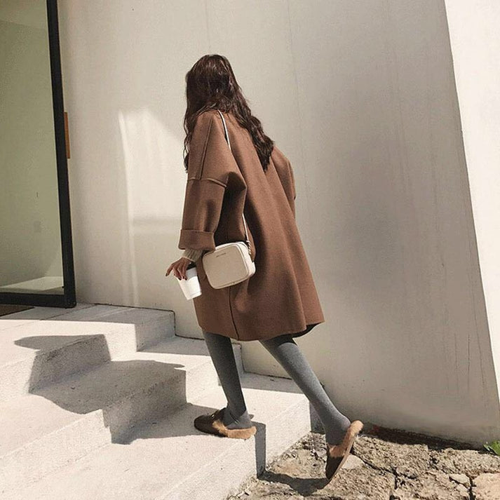 Abrigo de mujer con estilo clásico. Cálido y versátil, ideal para moda de otoño e invierno.
