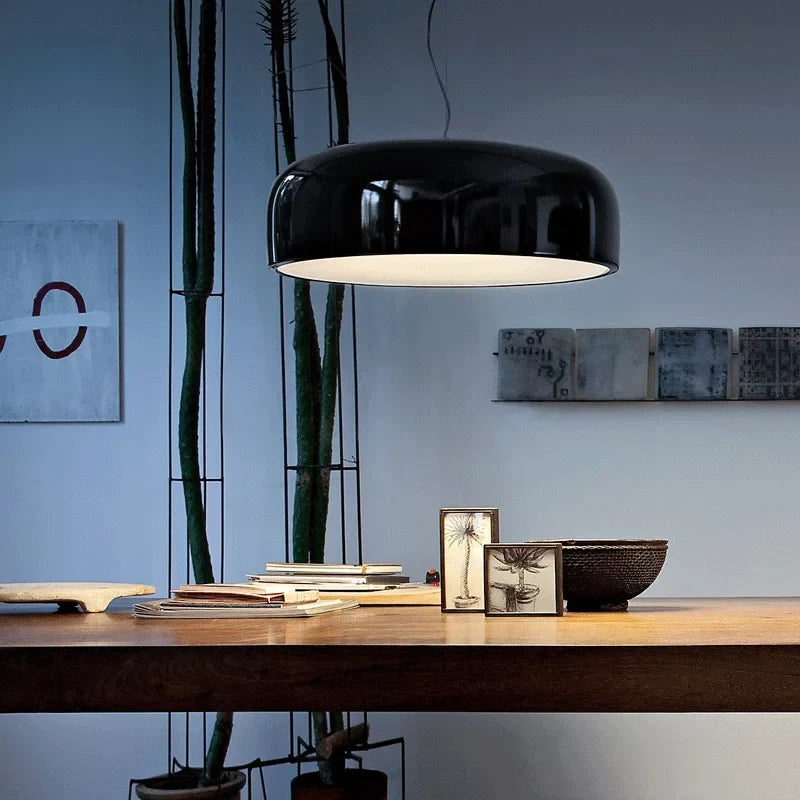 Elegante lámpara colgante LED de metal y acrílico para sala o comedor.