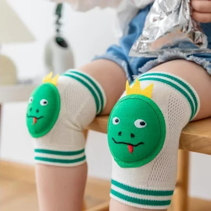 Primer plano: Tejido transpirable de rodilleras infantiles. Ligeras y elásticas para máxima comodidad.