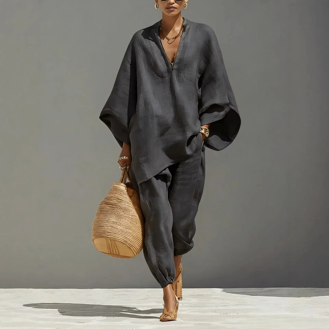 Mujer luciendo conjunto de pantalón holgado de algodón y top, estilo casual chic, moda de verano femenina.