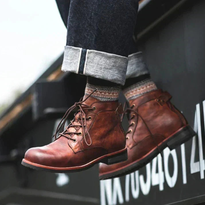 Botas de hombre de cuero elegante y brillante, calzado de lujo ideal para eventos formales.