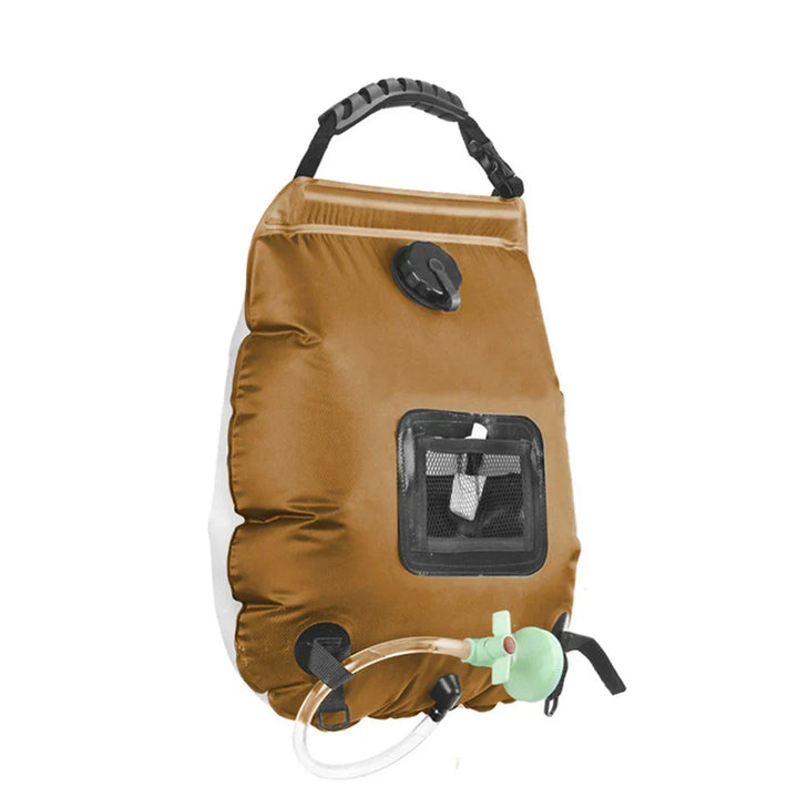 Kit de ducha portátil 20L colgando en un árbol en camping, proporcionando ducha caliente en la naturaleza.