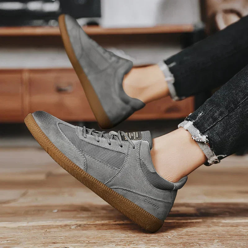 Suela de zapatillas deportivas hombre. Calzado de ante y malla con amortiguación y agarre para máxima comodidad urbana.
