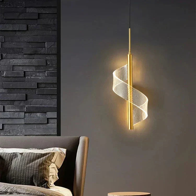 Elegante lámpara espiral LED de aluminio, perfecta para diseño moderno en interiores.
