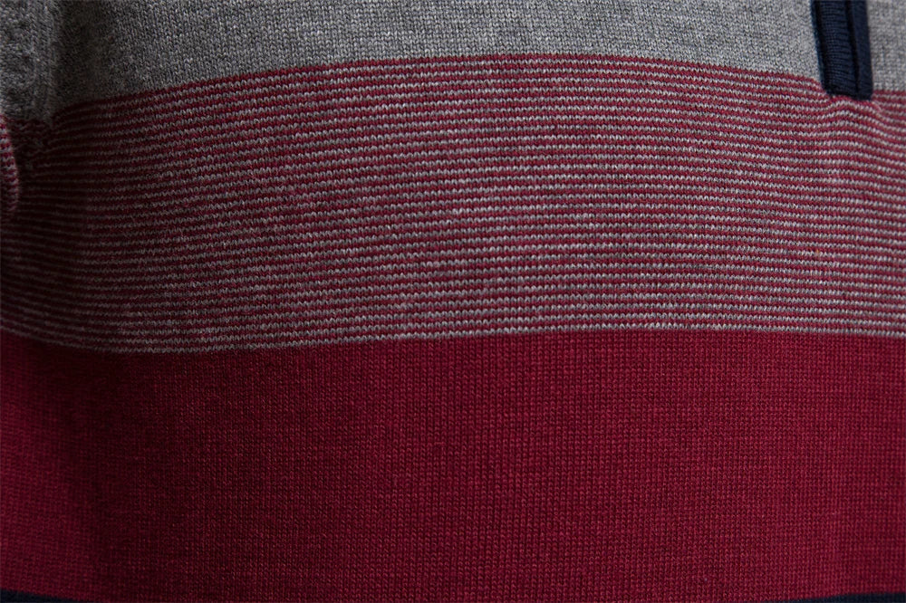 Estiloso jersey de hombre con cremallera y rayas, moda masculina para un look casual de invierno.