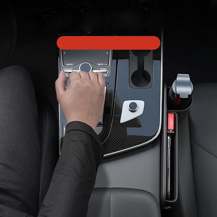 Práctico organizador de asiento de coche con múltiples compartimentos para mantener el interior del vehículo ordenado.