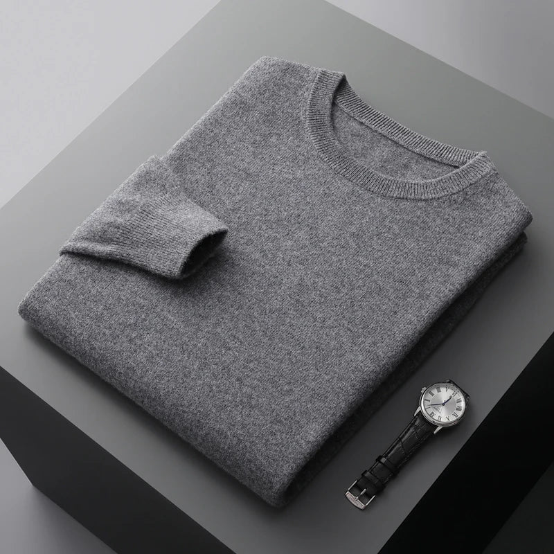 Hombre con suéter de punto trenzado, look casual elegante para temporada fría.