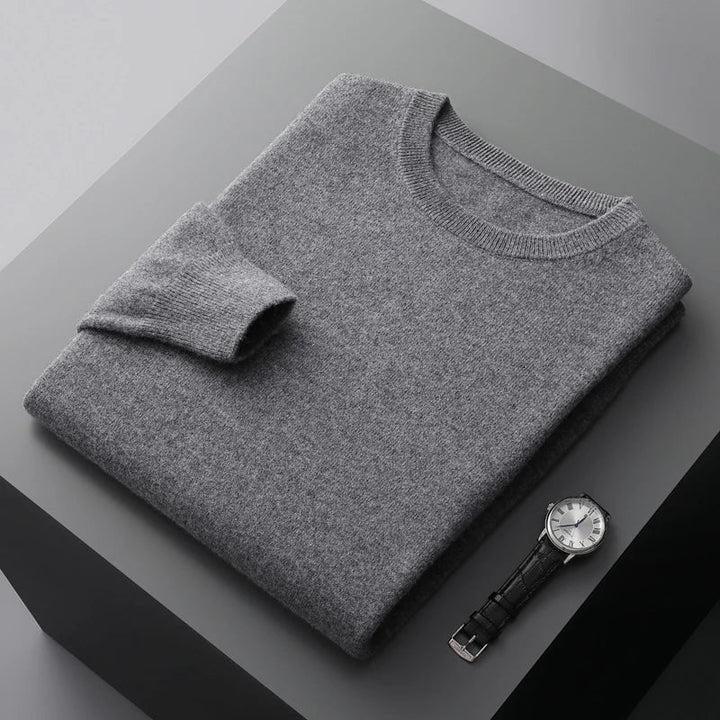 Hombre con suéter de punto trenzado, look casual elegante para temporada fría.