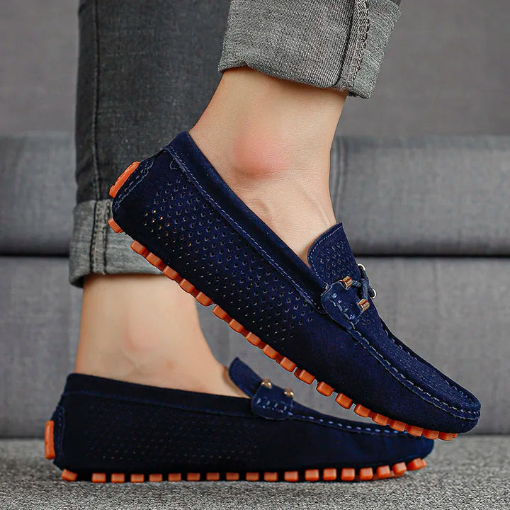 Par de mocasines de cuero transpirables para hombres. Zapatos casuales elegantes, cómodos y antideslizantes. Calzado moderno.