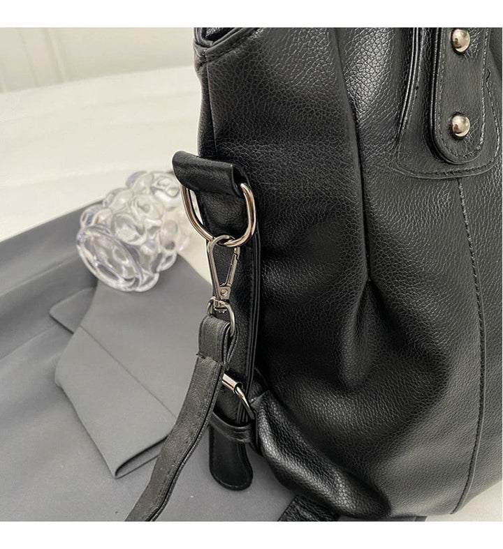 Bolso negro de cuero vegano suave para mujer, hombro. Ideal como organizador diario espacioso.
