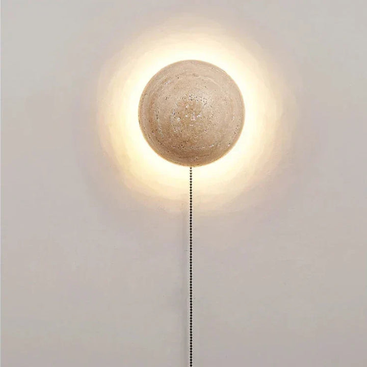 Lámpara de pared de piedra natural travertino color crema, estilo minimalista y bajo consumo energético.