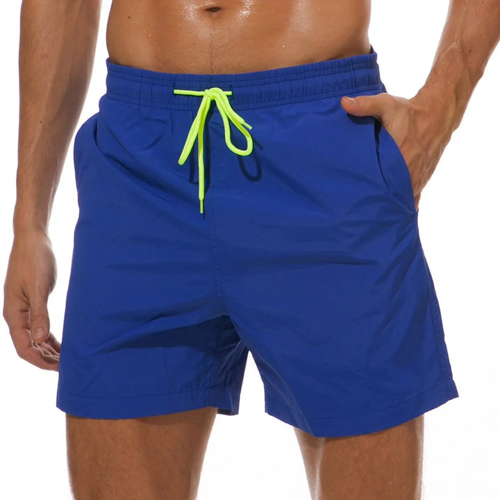 Bañador de hombre liso Antonio, con diseño corto y un seguro bolsillo con cremallera. Ideal para natación.
