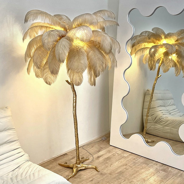 Lámpara de pie LED para sala, plumas de avestruz. Luz ambiental que crea un espacio moderno y elegante.