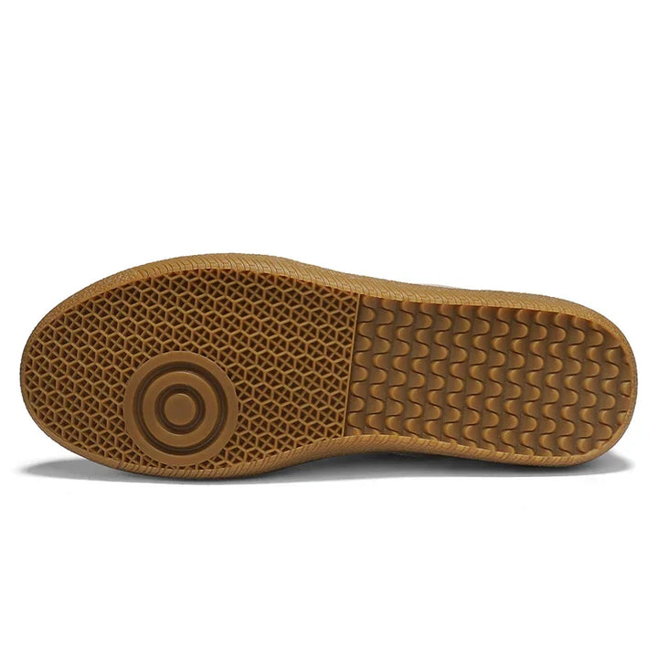 Zapatillas de hombre de ante y malla vista frontal. Calzado urbano deportivo transpirable con cordones ajustables.
