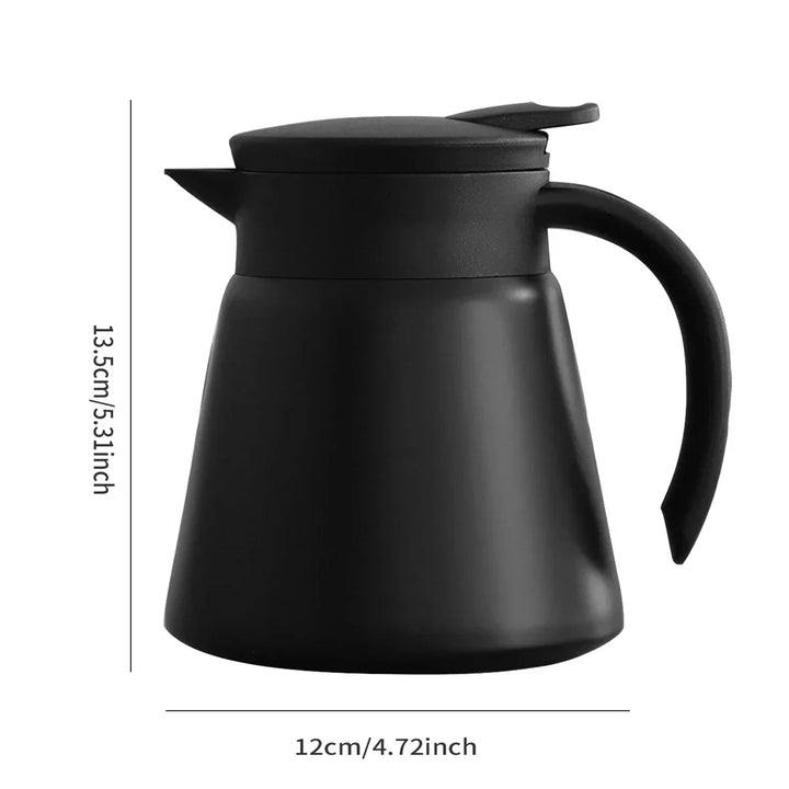 Detalle de jarra térmica de acero inoxidable con aislamiento al vacío. Mantiene café y té a temperatura ideal.