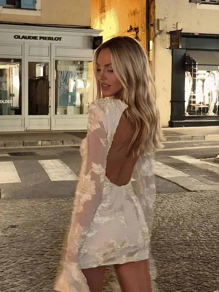 Vestido mini rosa de manga larga para mujer, estilo elegante y moderno, perfecto para ocasiones especiales.