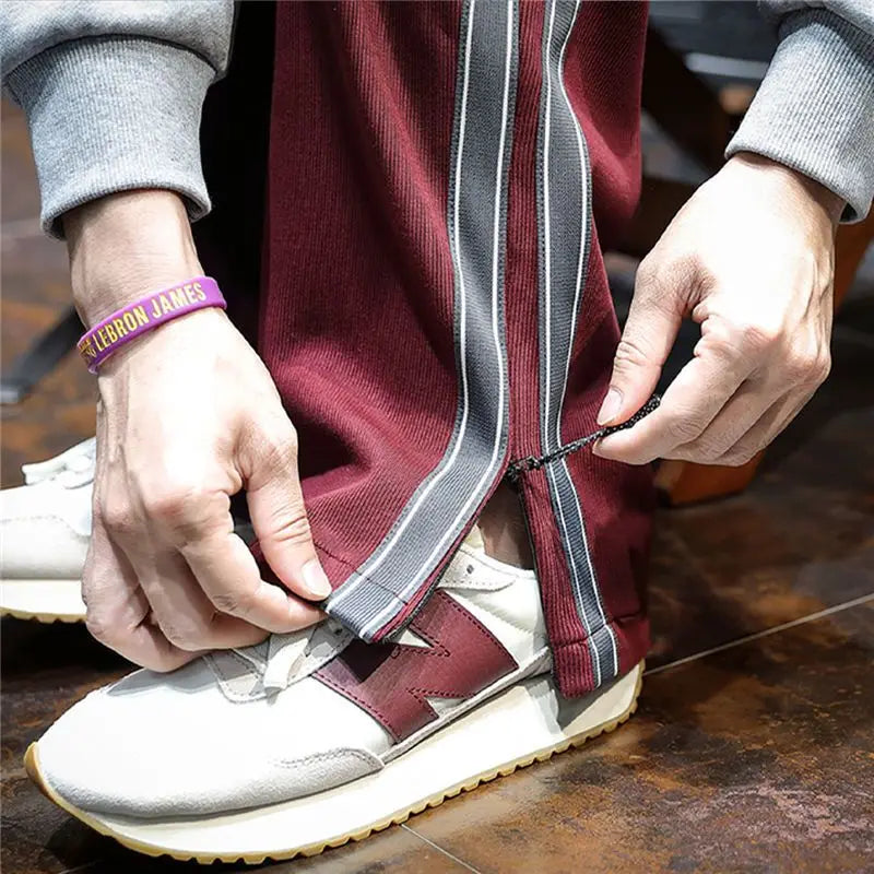 Pantalones de hombre anchos y cómodos, perfectos para un look urbano y casual. Diseño deportivo con rayas.