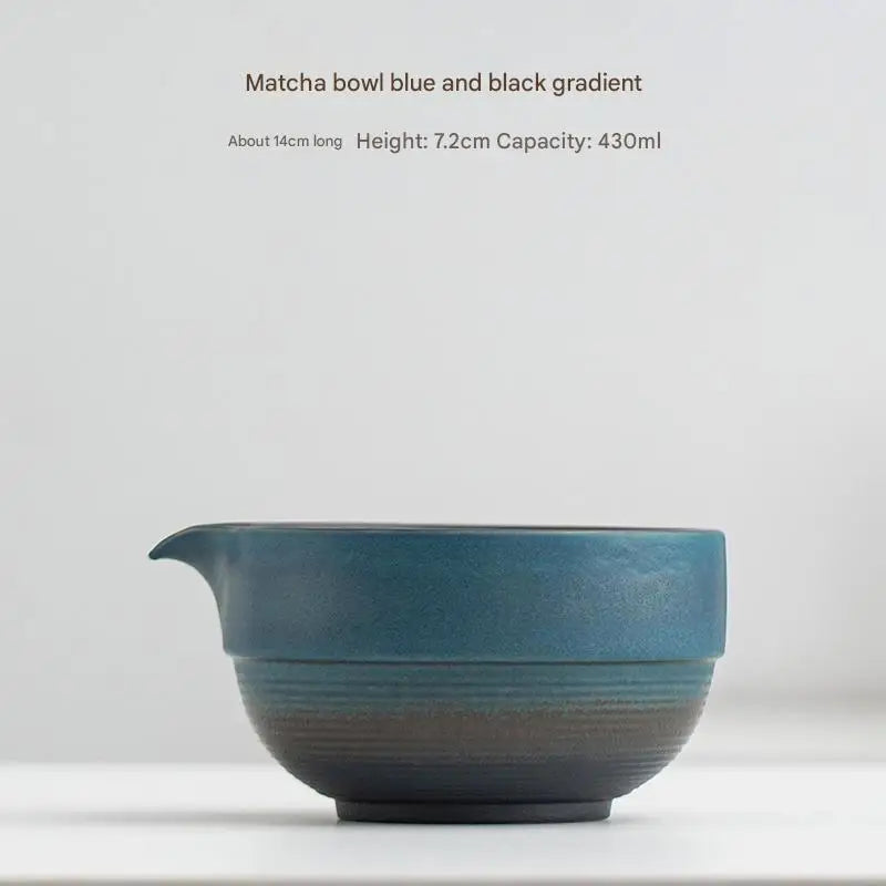 Bello tazón de matcha chawan, cerámica artesanal japonesa en tono verde para disfrutar del té.