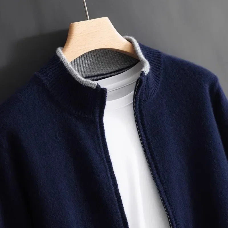 Cárdigan cálido de hombre con cuello alto y cremallera. Ropa masculina para el frío. Estilo moderno.