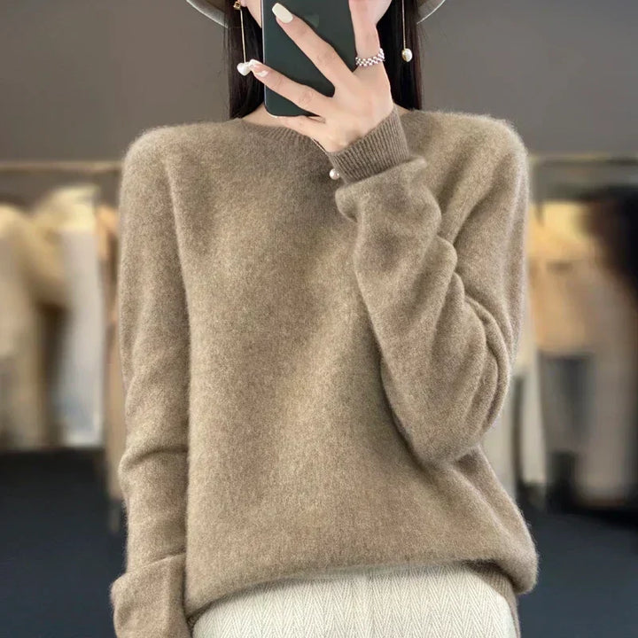 Elegante jersey delgado de mujer, manga larga. Ideal para la oficina en invierno, combina estilo y calidez.