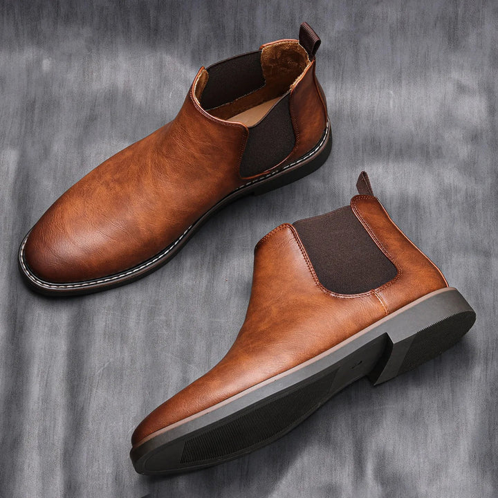 Botas Chelsea de cuero negro para hombre. Diseño clásico atemporal, sin cordones y cómodas.