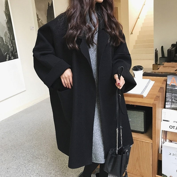 Abrigo casual clásico de mujer. Ropa de otoño versátil y elegante, ideal como outerwear.
