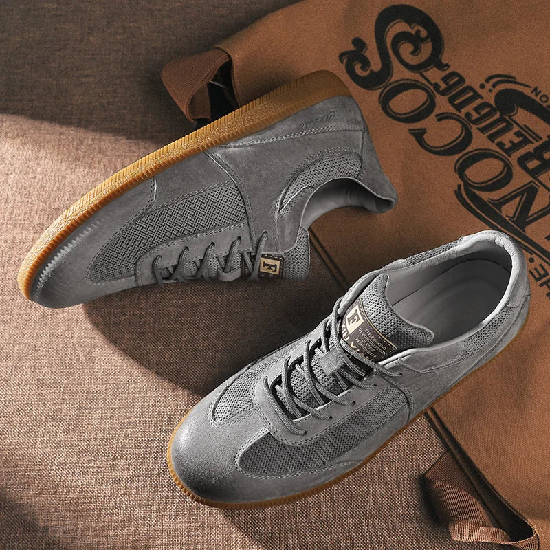 Hombre con zapatillas de ante y malla. Calzado urbano deportivo versátil, ideal para comodidad y estilo diario.