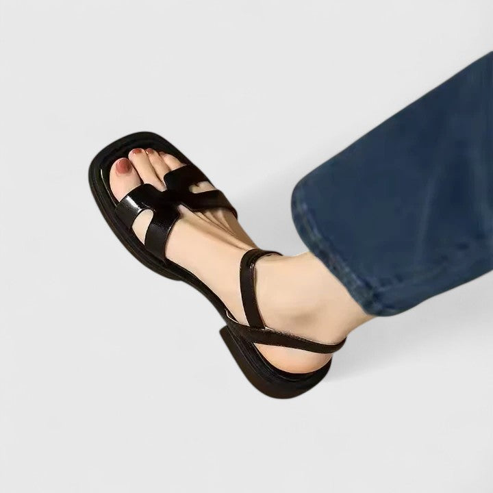 Sandalias de mujer con tacón bajo, estilo casual y correa ajustable. Calzado cómodo y elegante para el verano.